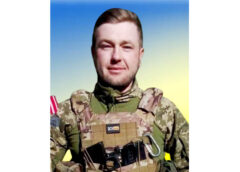 «Док». Білий вихор з чорним наплічником