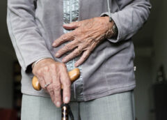 Хвороба Паркінсона: розпізнати та допомогти