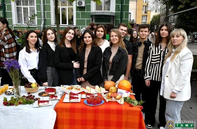 Студенти і викладачі кафедр ННІ на щорічних благодійних ярмарках солодощів