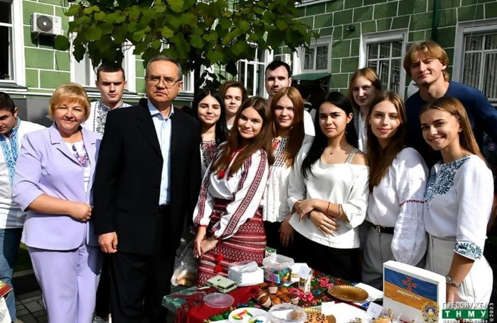 Студенти і викладачі кафедр ННІ на щорічних благодійних ярмарках солодощів