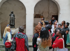 Захоплені цікавою розповіддю екскурсовода…