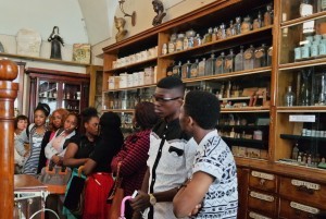 У роздумах про майбутню професію (В Аптеці-музеї).