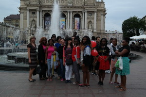 Втомлені, але такі щасливі... (Біля Оперного театру).