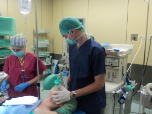 Рижковський Андрій, ст.5 курсу, вентилює пацієнта