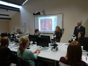 студенти напрямку медсестринства на занятті з анатомії