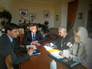 зліва направо - проф. Збігнєв Осадовскі, проректор з питань Європейської співпраці, проф. Роман Дрозд, ректор Поморської академії, .......