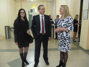 Фото 1_ректор під час відвідування виставки