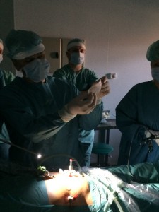 Підготовка сітчастого імплантатнта під час операції ТЕР при паховій грижі