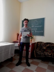 Студент I курсу VI групи Ельбехірі Мохамед Аліалла Ельсайед читає вірш «Надія» (Hope)