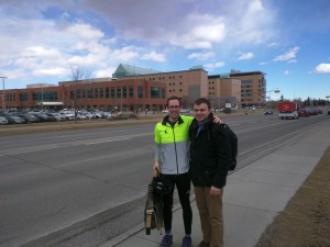 З др. Джеремі Ламоте, на фоні одного з корпусів Peter Lougheed Centre