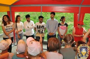 Volontery-inozemtsi-ditiam-16068283