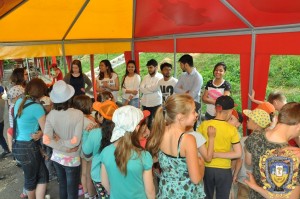 Volontery-inozemtsi-ditiam-16068290