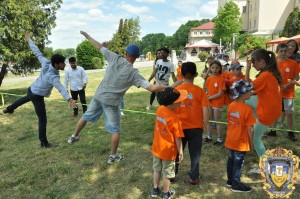 Volontery-inozemtsi-ditiam-16068299