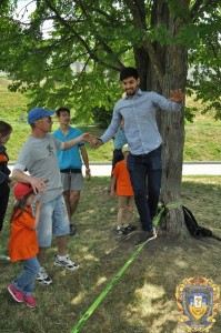 Volontery-inozemtsi-ditiam-16068303