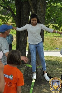 Volontery-inozemtsi-ditiam-16068305