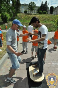 Volontery-inozemtsi-ditiam-16068319