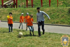 Volontery-inozemtsi-ditiam-16068326