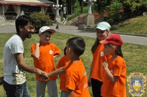 Volontery-inozemtsi-ditiam-16068344