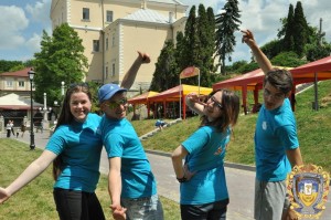 Volontery-inozemtsi-ditiam-16068352