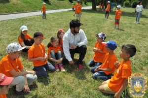 Volontery-inozemtsi-ditiam-16068362