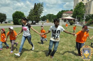 Volontery-inozemtsi-ditiam-16068387