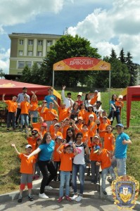 Volontery-inozemtsi-ditiam-16068406