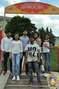 Volontery-inozemtsi-ditiam-16068429