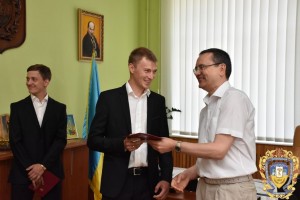 Dyplomy-rektor-16084093