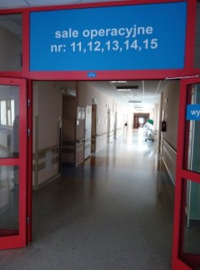 У операційному блоці, де знаходяться операційні кімнати різних відділень.