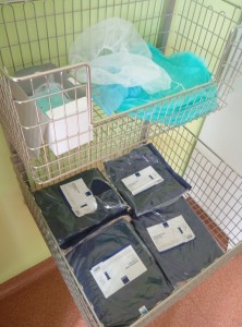 Одноразові костюми, шапки та маски перед входом в операційні блоки.