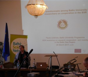 Паула Ліндроос демонструє презентацію проекту «Baltic Science Network».
