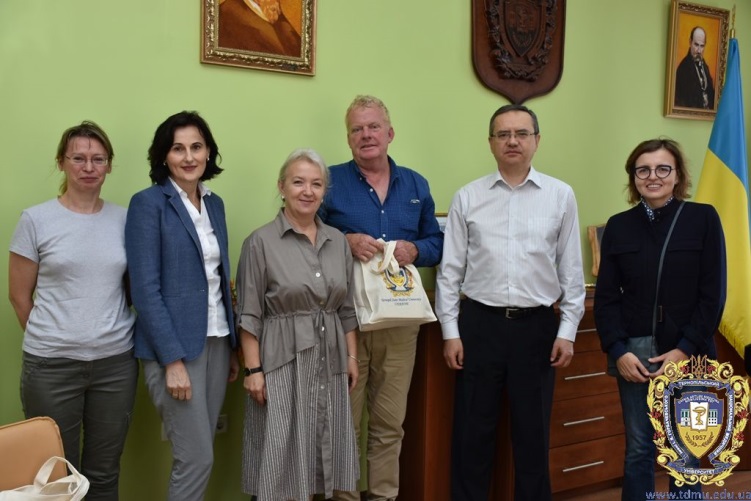 Hozirda notanish odam bilan veb-kamerada jinsiy aloqada boling