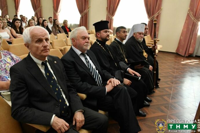 Yupqa bel bilan katta semiz yalangoch eshak