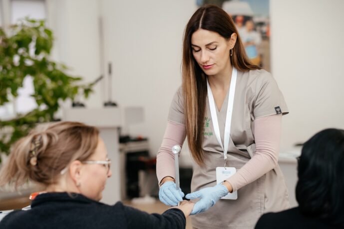 Kokrak qafasidagi ayol har bir teshikka toda bilan zarba beradi